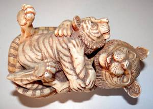 lot 179 image: Retired Harmony Kingdom Tiger Mom & Baby Pride And Joy Trinket Box - 1993