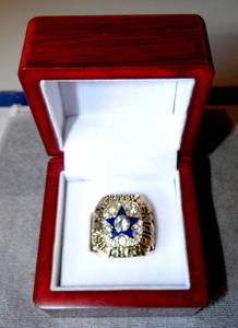 lot 257 image: 1971 DALLAS COWBOYS SUPERBOWL CHAMPIONSHIP RING IN CUSTOM WOOD BOX - ROBERT NEWHOUSE EDITION $$