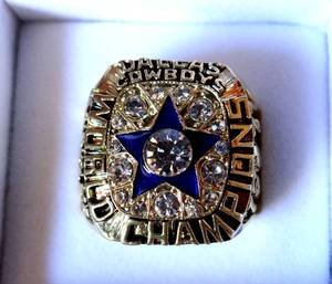 lot 267 image: 1971 DALLAS COWBOYS SUPERBOWL CHAMPIONSHIP RING IN CUSTOM WOOD BOX - ROBERT NEWHOUSE EDITION $$