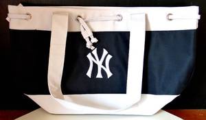 lot 281 image: NEW YORK YANKEES INSULATED LUNCH TOTE - HOTCOLD TERMAL STORAGE - NW TAGS