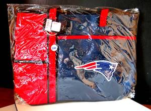 lot 299 image: NEW ENGLAND PATRIOTS NFL LICENSED CARRY ALL TOTE - NIP - RETAIL $33.95