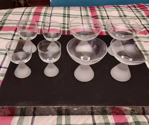 lot 3 image: Set of 8 Vintage frosted stem glasses