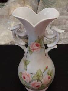 lot 16 image: Vintage 9 tall porcelain vase