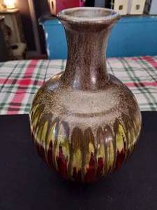 lot 20 image: 11 decorative vase