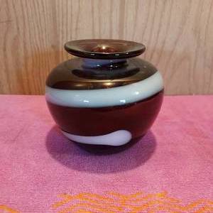 lot 22 image: 4 decorative vase