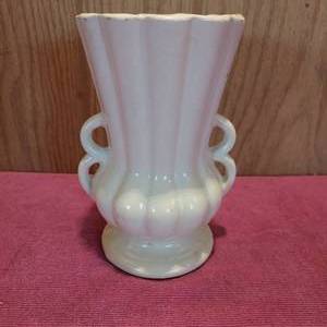 lot 23 image: 6 Vintage McCoy vase