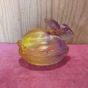 lot 24 image: Vintage 4 tall x 5 wide dual colored rabbit candy dish