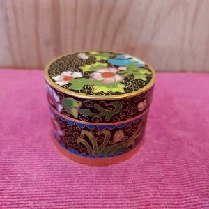 lot 31 image: 2.5 diameter Asian style trinket box