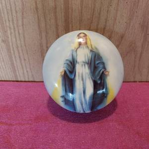lot 33 image: 4 diameter religious trinket box