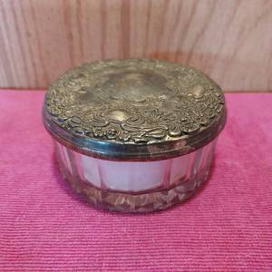 lot 35 image: Vintage 4 diameter powder box with silver plated lid