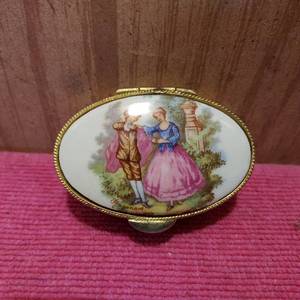 lot 37 image: Vintage trinketring box