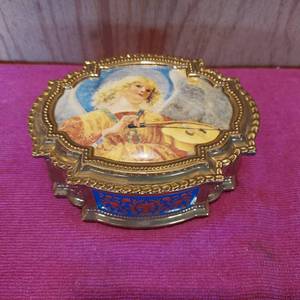 lot 38 image: 5 wide Angels of the Vatican music box