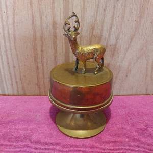lot 39 image: 5 tall musical deer