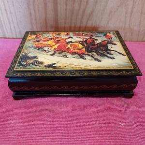 lot 41 image: 5.5x4x1.5 painted wood trinket box