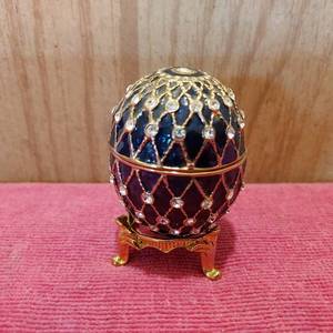 lot 42 image: 2.5 gemstone egg with stand