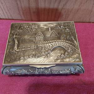 lot 43 image: 5.5x4x2 metal trinket box