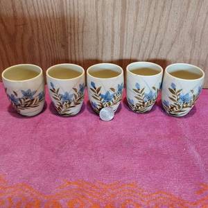 lot 71 image: Set of 6 vintage sake cups