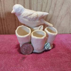 lot 79 image: Vintage 4 ceramic bird figurine