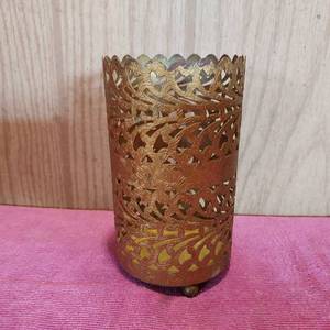 lot 80 image: Vintage 5 candle holder with feet