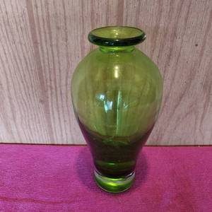 lot 52 image: vintage 8 vase
