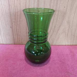 lot 86 image: Vintage 6.5 green glass vase