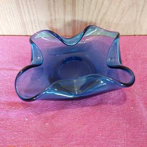 lot 97 image: Vintage glass ashtray