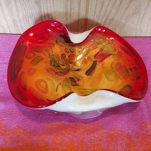 lot 100 image: Vintage Asian style glass ashtray about 10 wide