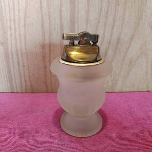 lot 101 image: Vintage 4 frosted glass table lighter