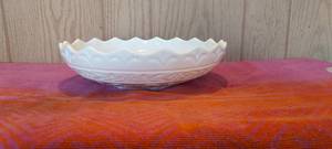 lot 109 image: Vintage 9.5 milk glass bowl