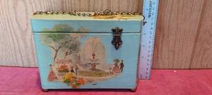 lot 118 image: Vintage wood trinket box with carry chain