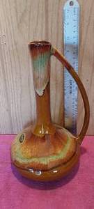 lot 134 image: Dryden Arkansas pottery pitcher vase with handle