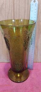 lot 138 image: Vintage avocado green flower vase