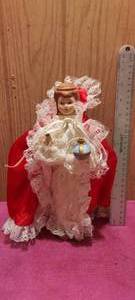 lot 141 image: Vintage 11 ceramic figurine