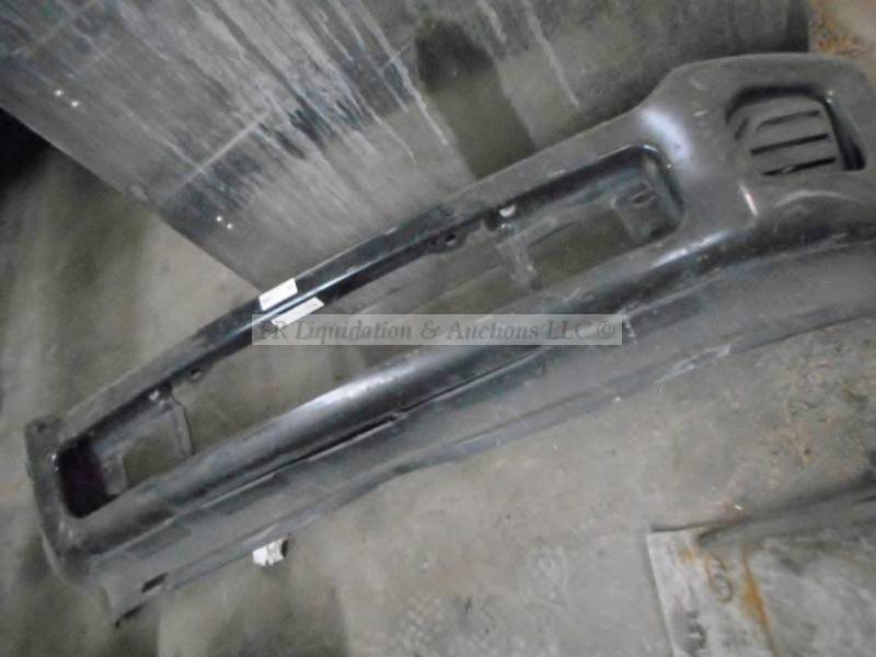 lot 88 image: Chevy Tahoe front bumper
