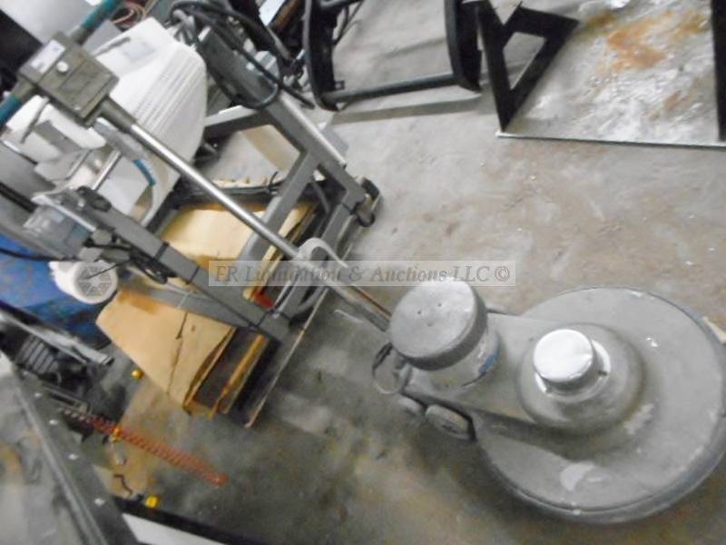 lot 83 image: Floor polishing machine