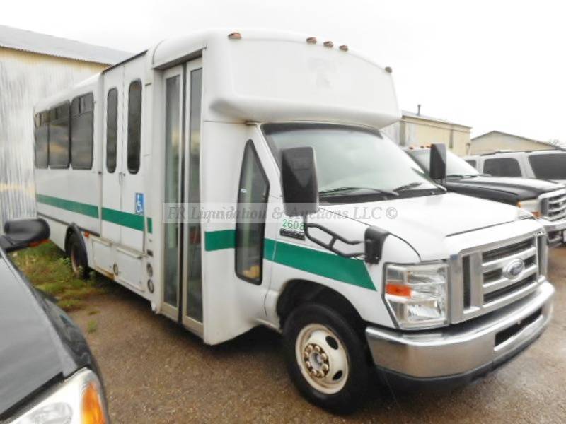 lot 151 image: 2008 Ford E-450 Champion passenger bus