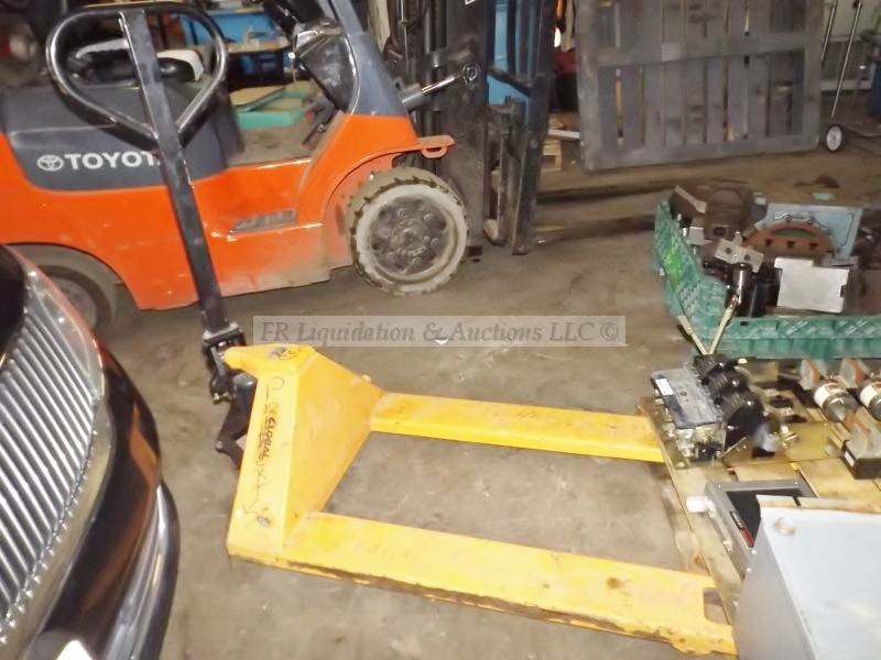 lot 152 image: Hydraulic pallet jack