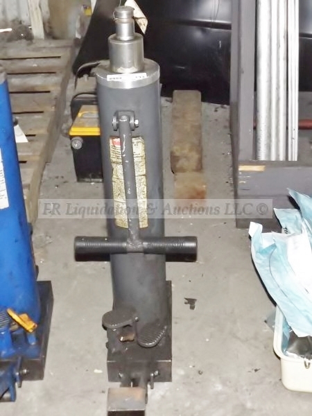 lot 133 image: Air manual hydraulic transmission jack