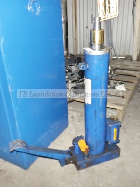 lot 134 image: Air manual hydraulic transmission jack