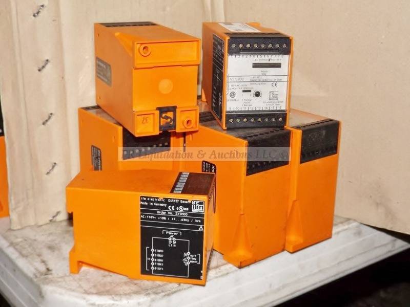 lot 14 image: Control monitors