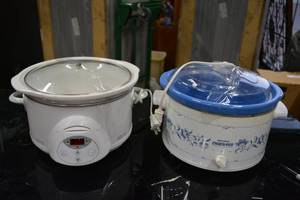 lot 14 image: Two Crockpots - Smart-Pot and Rival Brands