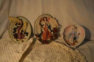 lot 84 image: Home Dcor Resin Wall Hanging Angels and Ceramic Angel