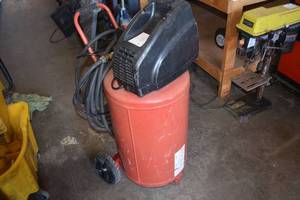 lot 15 image: 20 Gallon Air Compressor Model AC1221 Needs Regulator