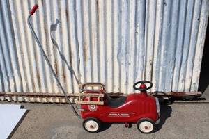 lot 106 image: Radio Flyer Fire Engine No. 9 with Push Bar