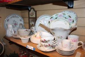 lot 127 image: Rose Design China Dishes Includes Tea Sets, Scalloped Edge Vase, Quiche Dishes, Mini Hurricane Wall Lamp and More