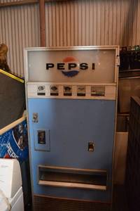lot 18 image: Pepsi Vending Machine