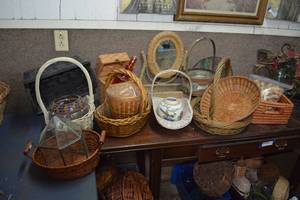lot 318 image: Basket Collection, Wine Corks, Decorative Wall Hangers