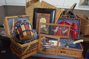 lot 320 image: Red, White, and Blue Dcor and Picnic Baskets, see pictures