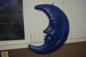 lot 322 image: Ceramic Blue Moon Wall Decoration