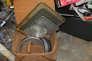 lot 329 image: Picnic Baskets and Baking Pans